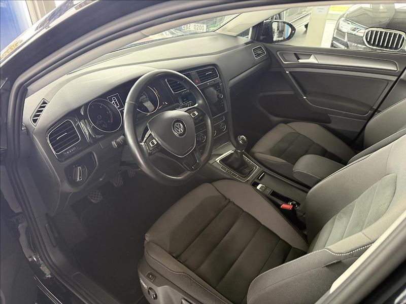Volkswagen Golf 1,6   TDI 85kW,1.MAJ,SERVISKA - fotka 7 z 28