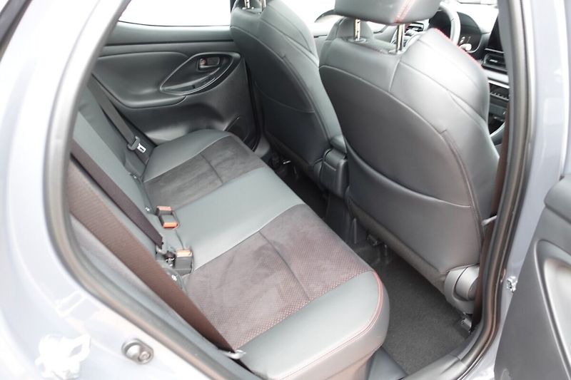 Toyota Yaris 1,5 HEV GR SPORT VIP Skyview - fotka 13 z 35