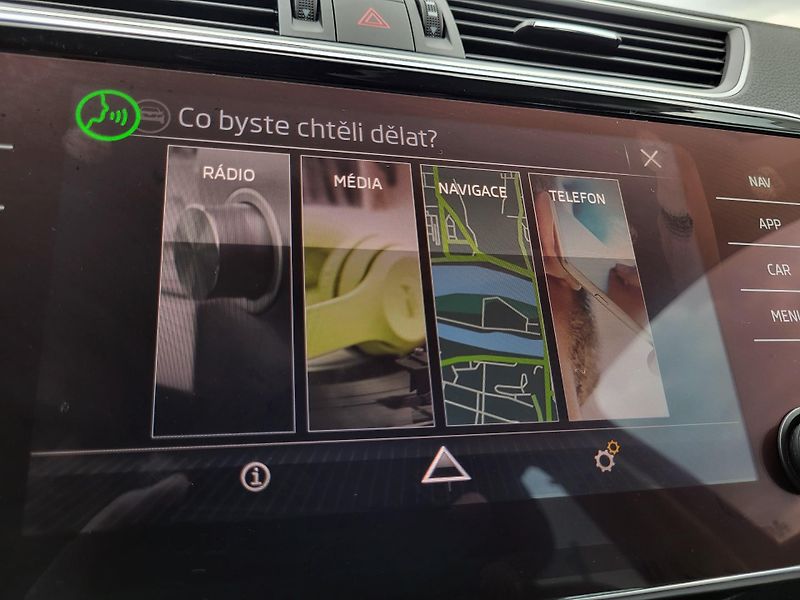 Škoda Superb III FL combi 2.0 TDi DSG STYLE - fotka 20 z 50