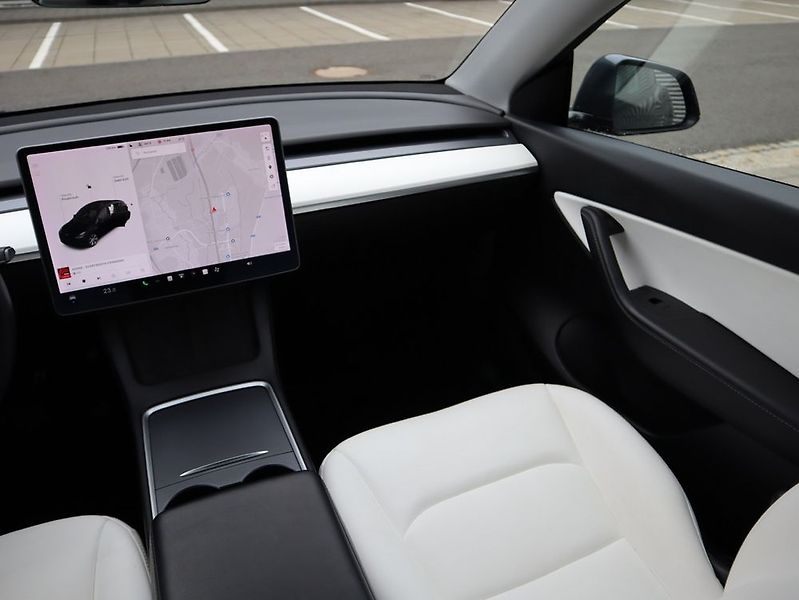 Tesla Model Y (2022) - fotka 26 z 45