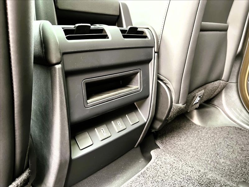 Land Rover Defender (2026) 110 D250 X-DYNAMIC SE - fotka 27 z 31