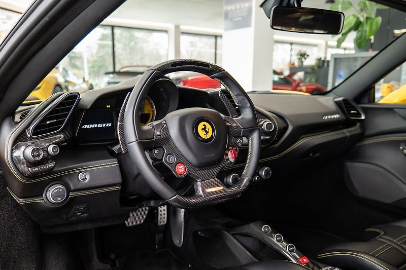 Ferrari 488 LIFT/Carbon/GialloModena - fotka 5 z 16
