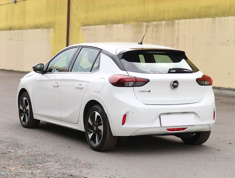 Opel Corsa (2023) Elegance 50 kWh, SoH 100% - fotka 4 z 26