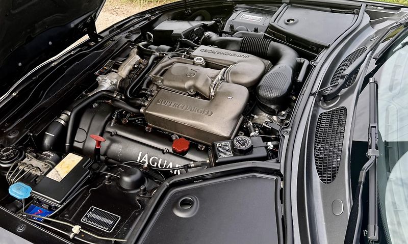 Jaguar XKR (2000) 4.0 V8 Supercharged Kabriolet  - fotka 24 z 30