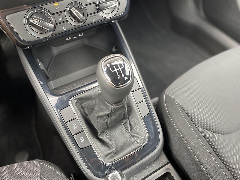 Škoda Fabia 1,0 MPI 59 kW Selection - fotka 22 z 26