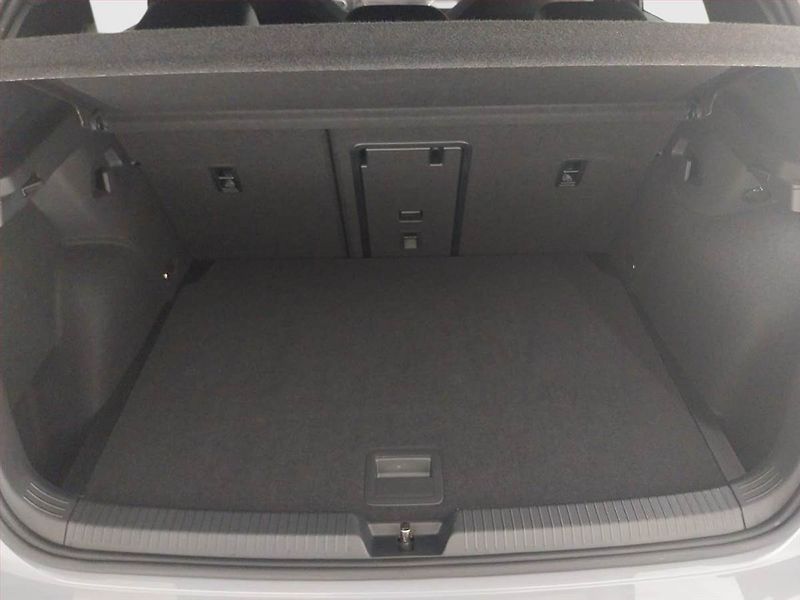 Volkswagen Golf (2024) R-Line 1.5 eTSI - fotka 14 z 17