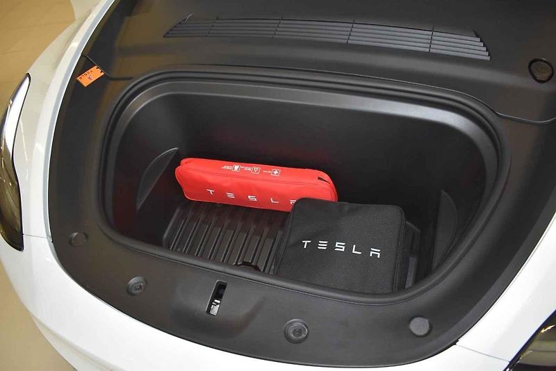 Jedna z prvních Tesel Model Y v showroomu v Čestlicích