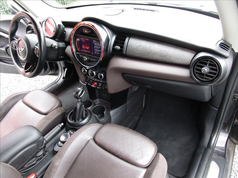 Mini Cooper 1.5D, automat, kůže - fotka 17 z 38