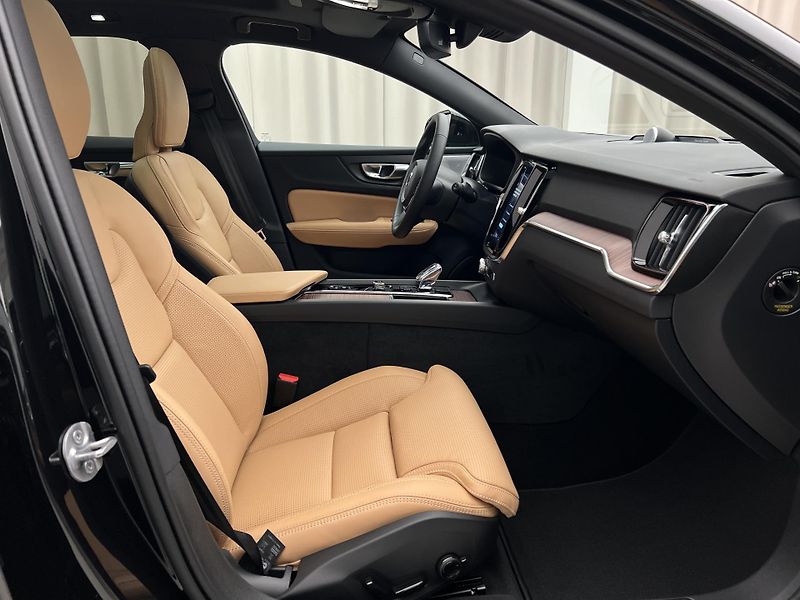 Volvo V60 (2026) B4 PLUS DARK AUT - fotka 26 z 47