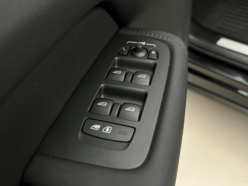 Volvo XC60 T8 AWD ULTRA BLACK RECHARGE CZ - fotka 49 z 50