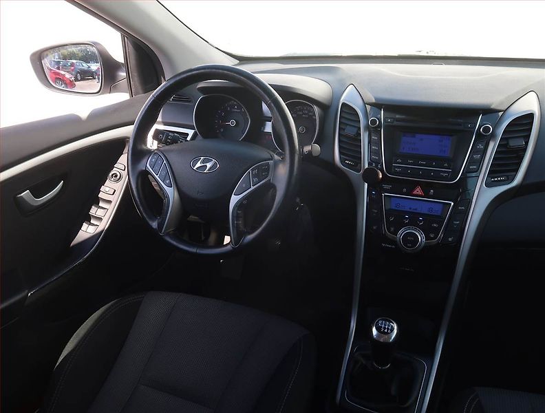 Hyundai i30 (2014) Weekend 1.6 MPI, Serv.kniha - fotka 7 z 17