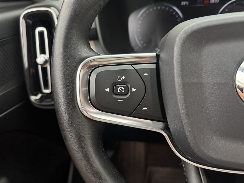Volvo XC40 2,0 D3 AUTOMAT VÝHŘEV TAŽNÉ - fotka 9 z 41