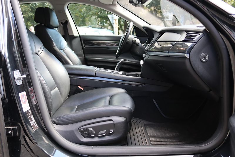BMW Řada 7 730D XDRIVE F01 190kW - fotka 41 z 48