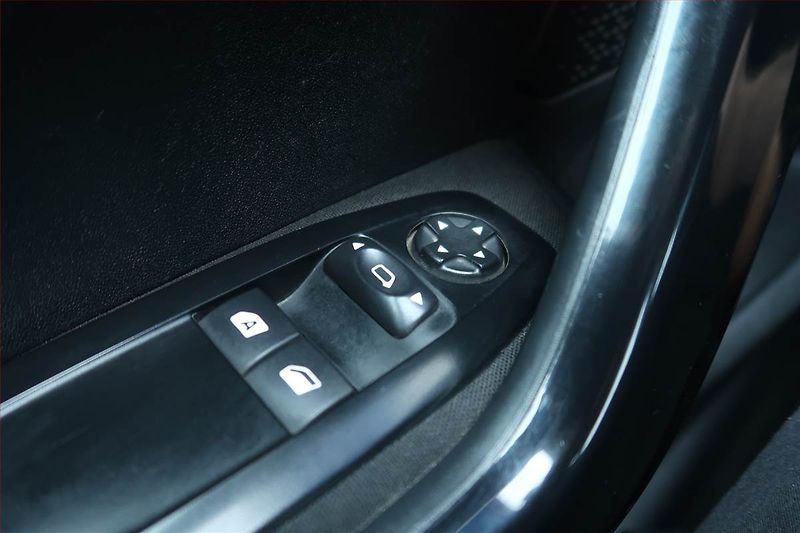 Peugeot 208 (2018) 1.2 PureTech, Serv.kniha - fotka 13 z 17