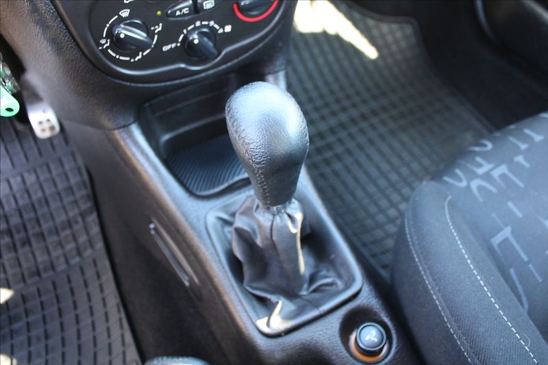 Peugeot 206 1,4 i  KLIMATIZACE - fotka 15 z 20