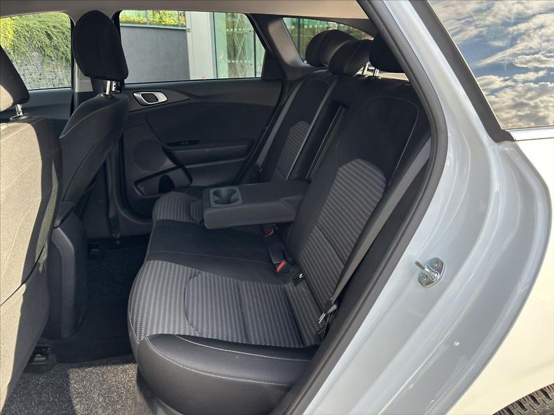 Kia Ceed 1,5 TGDi TOP ZÁRUKA CARPLAY - fotka 12 z 39