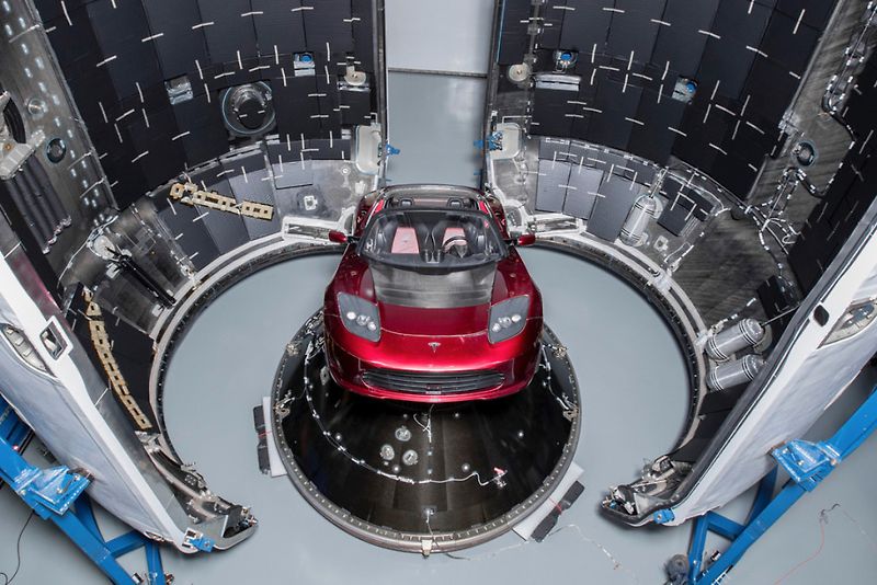 Tesla Roadster plující vesmírem.