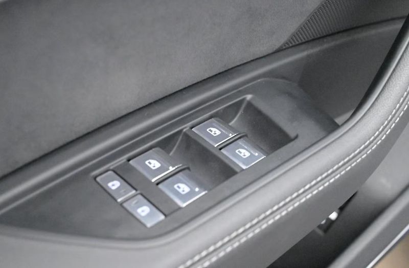 Audi Q8 e-tron 55 Q S-Line SoH 94% 360k Pano  - fotka 9 z 24