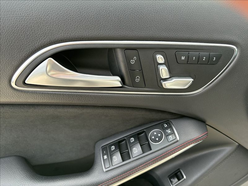 Mercedes-Benz GLA 2,0 220 4M,AMG,CZ,1.majitel - fotka 15 z 17