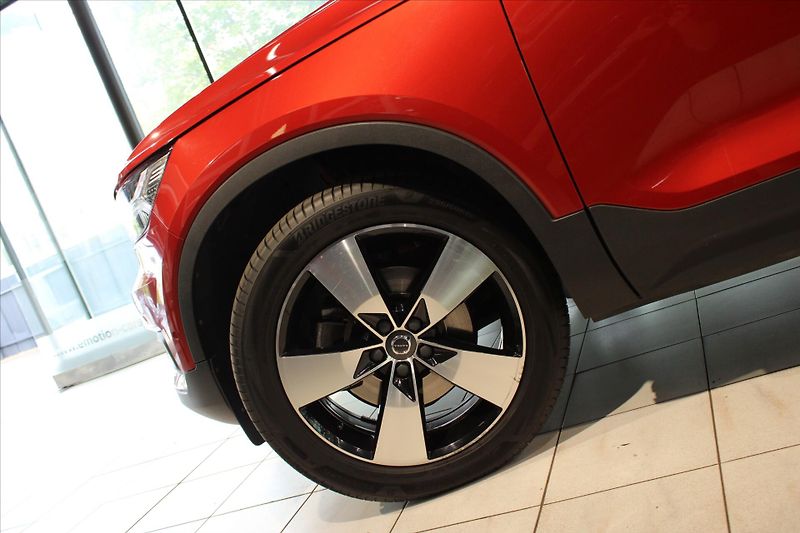 Volvo XC40 D4 AWD Momentum PilotAs/360°/P - fotka 30 z 32