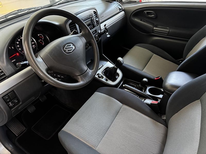 Suzuki Grand Vitara (2005) 1.6i 69 kw 4x4 - fotka 10 z 23