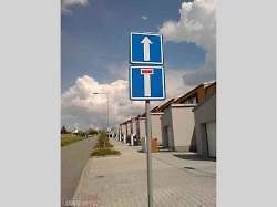 Kuriózní a vtipné značení na českých silnicích.