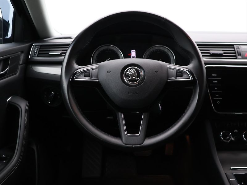 Škoda Superb 2,0 TDI 140kW DSG Style LED - fotka 16 z 34