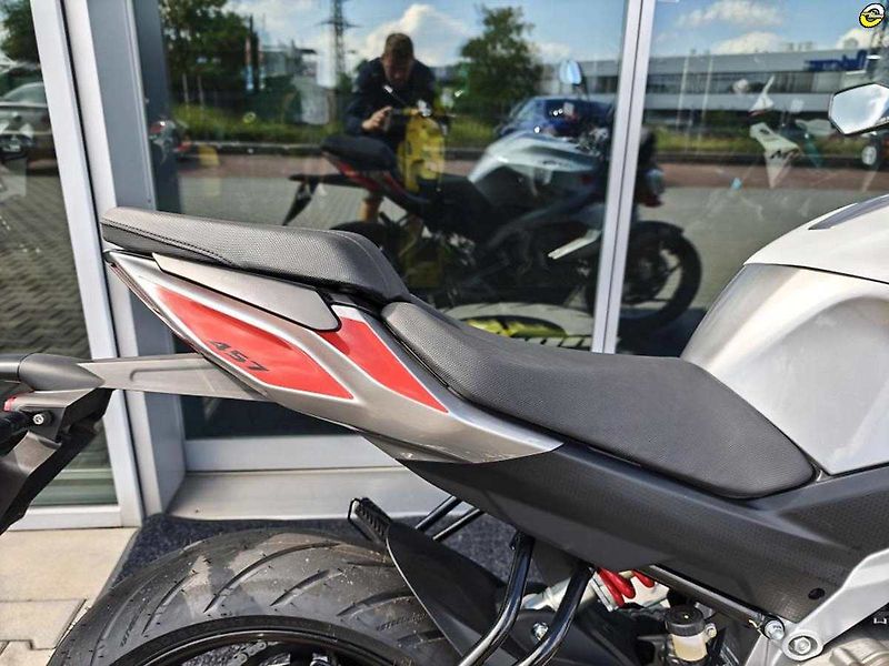 Aprilia (2026) Tuono 457 E5+ - fotka 6 z 38