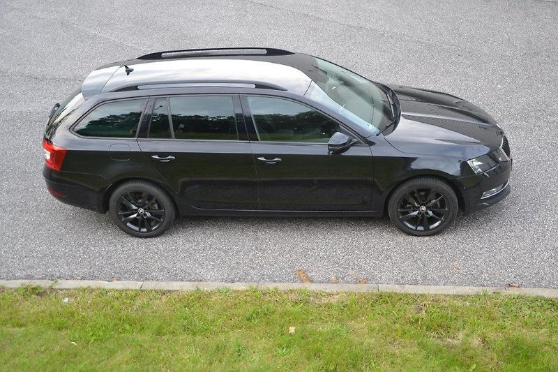 Škoda Octavia combi4x4 110 kW DSG Black line - fotka 2 z 42