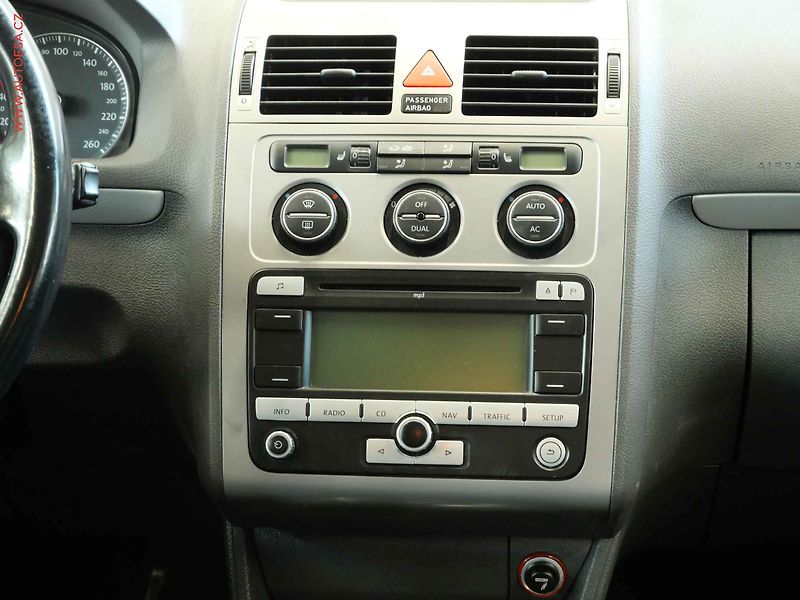 Volkswagen Touran (2010) 1.4 TSI, DSG - fotka 14 z 20