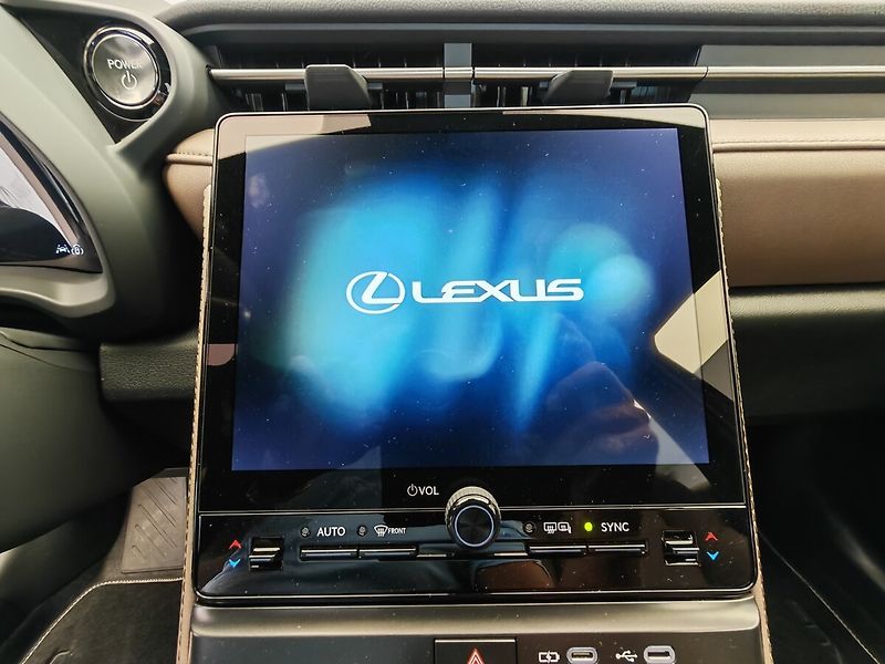 Lexus LBX ELEGANT TECH - fotka 32 z 39