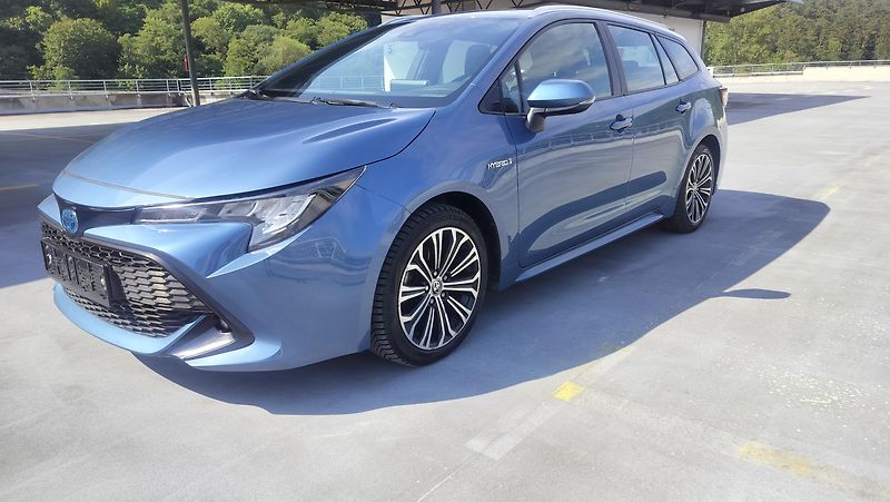 Toyota Corolla 2.0 hybrid, business, navigace - fotka 3 z 29