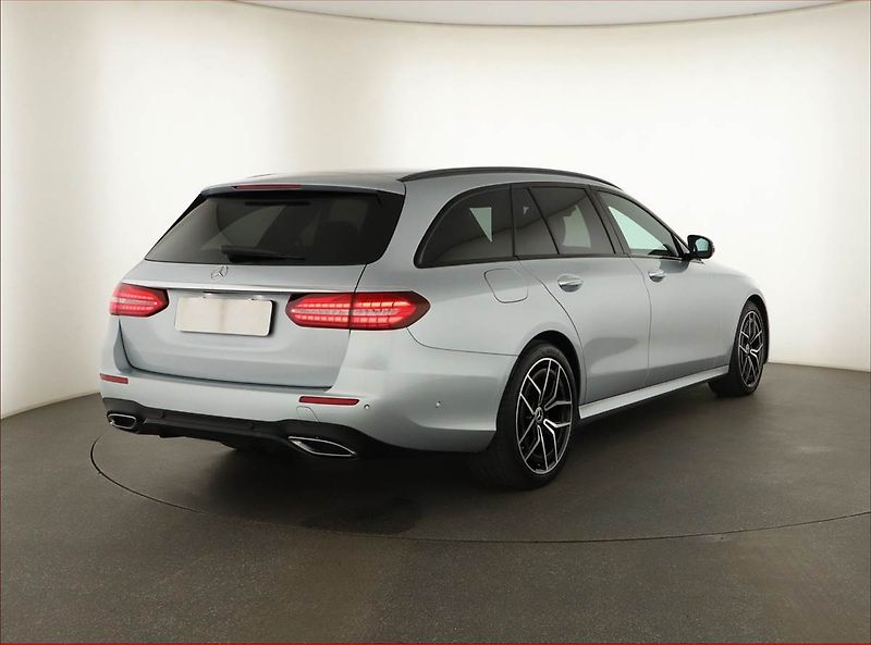 Mercedes-Benz Třídy E (2021) E 450 4MATIC - fotka 5 z 21