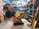 Luděk Novák s předělanou mechanickou hračkou bagru na funkční RC model.
