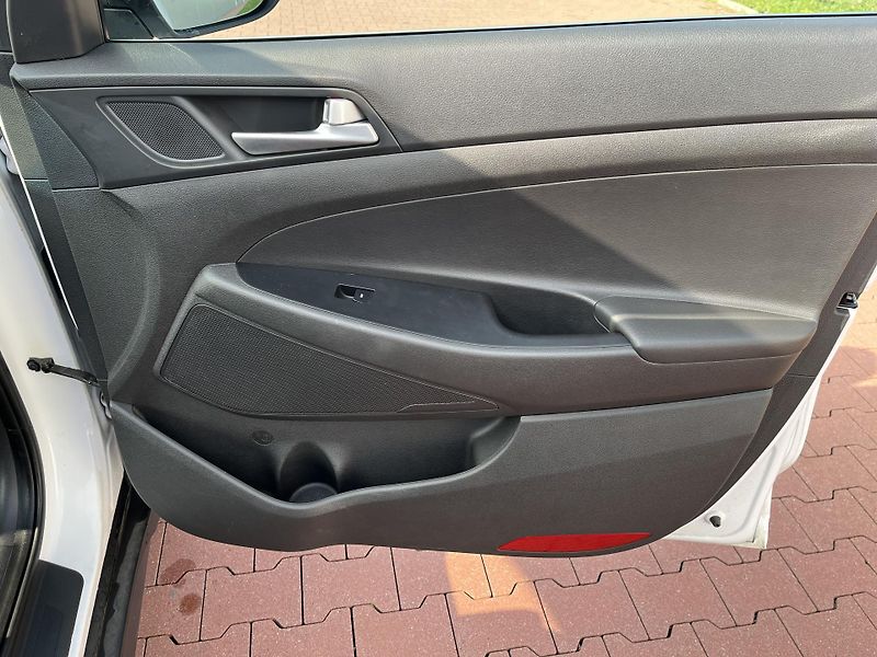Hyundai Tucson 2.0 CRDi 4x4 ČR - fotka 16 z 33