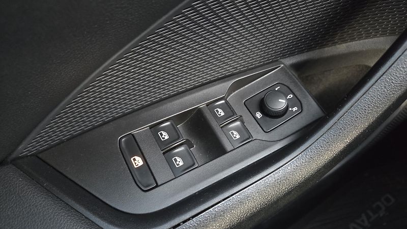 Škoda Octavia  1.0 TSI 81 kW, CZ, DPH, LED - fotka 27 z 30