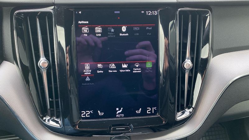 Volvo XC60 R-DESIGN, B4 AWD, 145+10 kW / - fotka 15 z 30