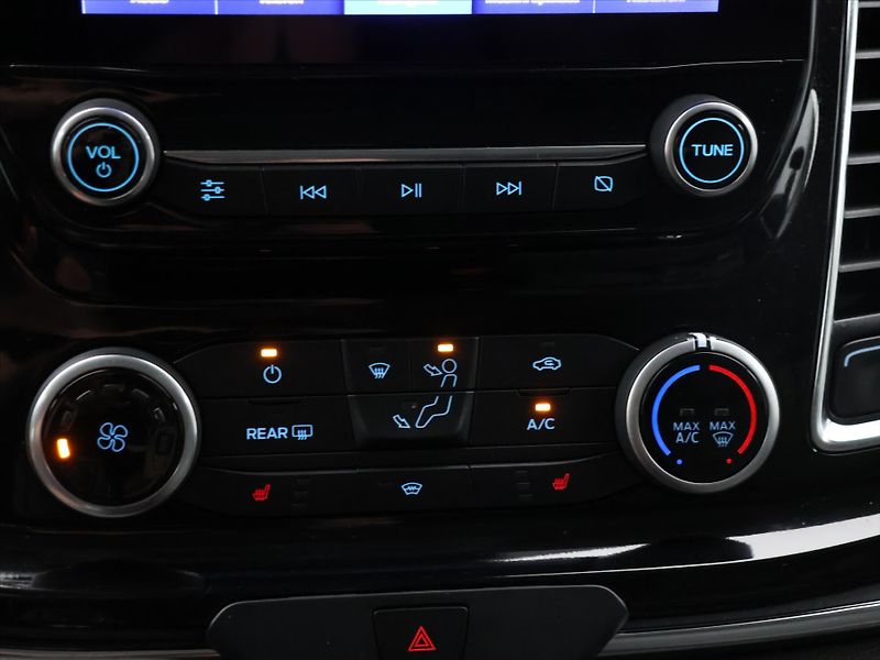 Ford Tourneo Custom 2,0 TDCI 136kW Titanium CZ DPH - fotka 23 z 31