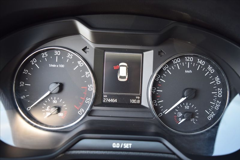 Škoda Octavia 2,0 TDI 110KW DSG TAŽNÉ NAVI - fotka 31 z 47