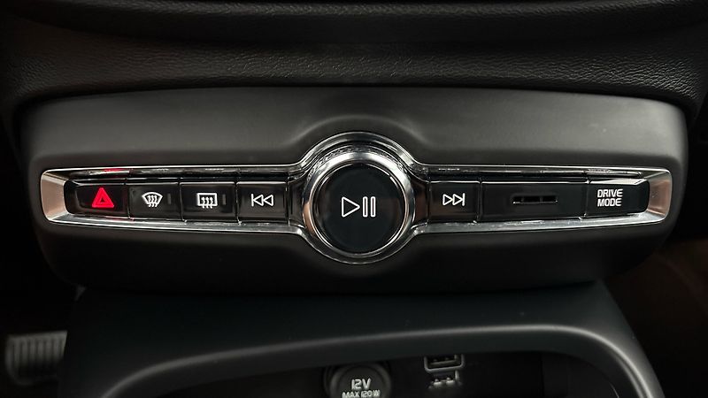 Volvo XC40 2.0 B4 AUT AWD Momentum Pro - fotka 13 z 29