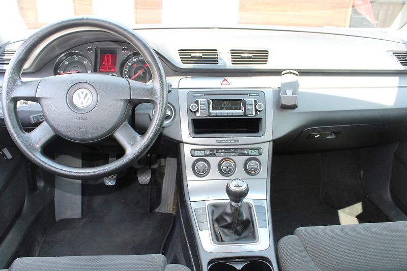 Volkswagen Passat (2008) 1.9 TDI KLIMATIZACE VÝHŘEV  - fotka 16 z 19