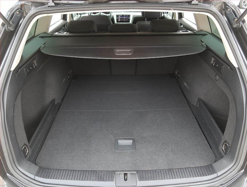 Volkswagen Passat (2017) 2.0 TDI, Automat, Serv.kniha - fotka 14 z 19