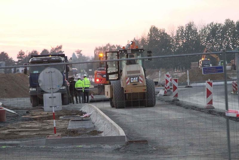 Situace v blízkosti napojení dálnice D55 na silnici I/54 u Bzence, a to první listopadový čtvrtek odpoledne.