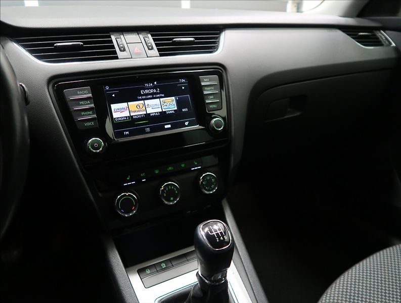 Škoda Octavia 1,2 TSI XENON VÝHŘEV 2x ALU - fotka 20 z 33