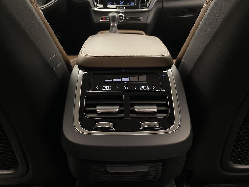 Volvo V90 CC D5 AWD INSCRIPTION AUT CZ - fotka 30 z 51