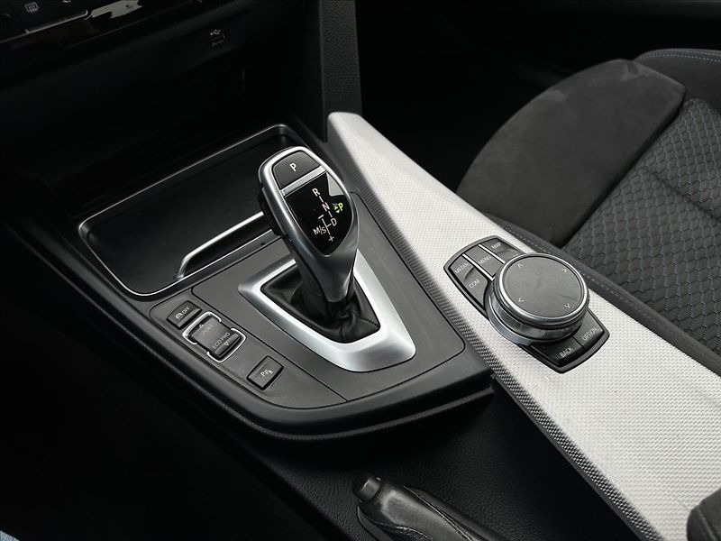 BMW Řada 3 330d GT M-Paket xDrive - fotka 20 z 33