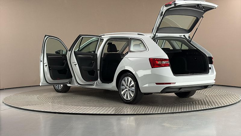 Škoda Superb 2.0 TDI DSG Style Combi - fotka 7 z 25