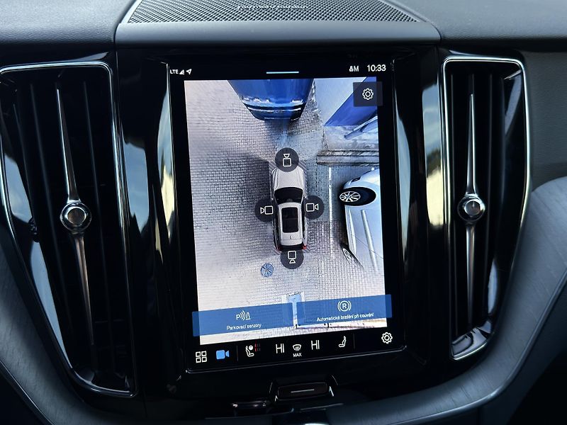 Volvo XC60 B5 AWD PLUS DARK // REZERVACE - fotka 30 z 45