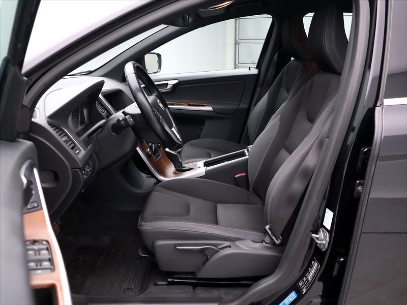 Volvo XC60 2,0 D4 120kW Momentum AUT - fotka 11 z 30