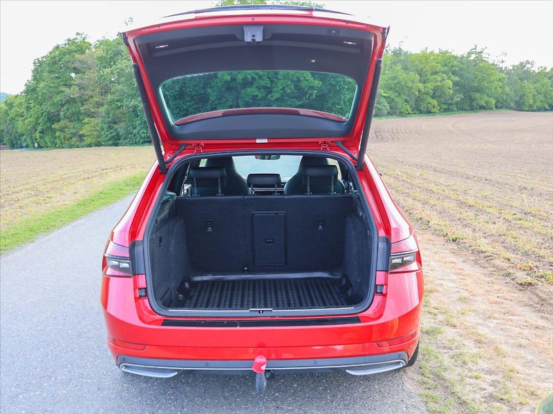 Škoda Superb 2,0 TDI DSG Sportline LED DPH - fotka 9 z 39